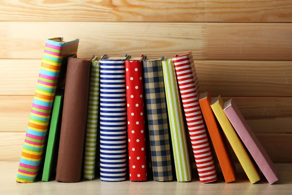 Books on shelf, close-up, on wooden background — Stock Photo, Image