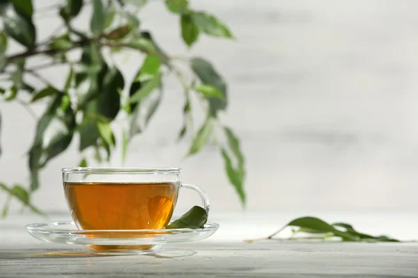 Tasse de thé vert sur table sur fond bois — Photo