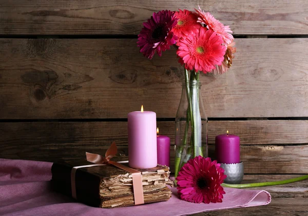 Bodegón con hermosas flores de gerberas brillantes sobre fondo de madera —  Fotos de Stock