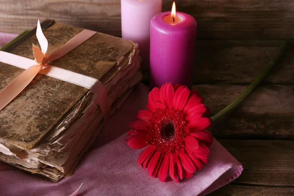 Stilleben med vackra ljusa gerbera blomma på bordet, närbild — Stockfoto