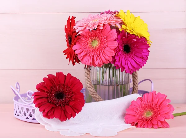 Belos gerberas brilhantes em vaso no fundo de madeira — Fotografia de Stock