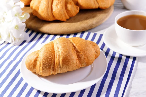 Deliciosos croissants en el plato en primer plano de la mesa — Foto de Stock