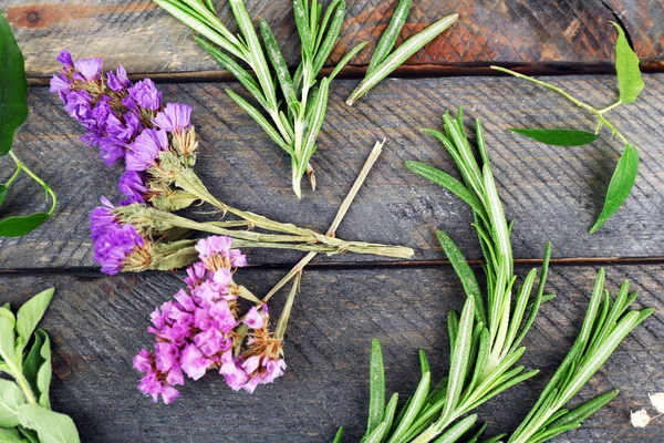 Gröna örter och blad på träbord, ovanifrån — Stockfoto