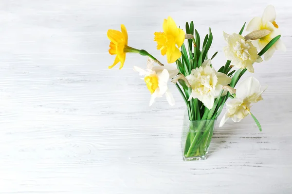 Narcis čerstvé květiny na dřevěné pozadí — Stock fotografie
