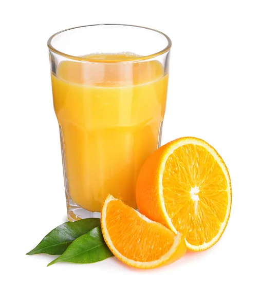 Copo de suco de laranja isolado em branco — Fotografia de Stock
