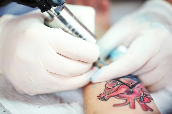 Tatuagem artista no trabalho, close-up — Fotografia de Stock