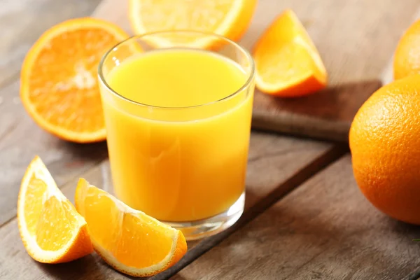 Sumo de laranja na mesa close-up — Fotografia de Stock