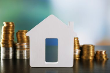 Evin ahşap arka plan bulanık masaya sikkelerinde ile model