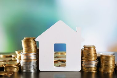 Evin ahşap arka plan bulanık masaya sikkelerinde ile model