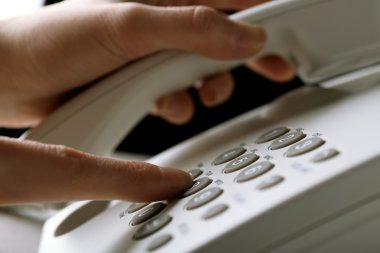 Bir arama yapmak, yakın çekim için telefon üzerinde numara düğmesine basarak parmak