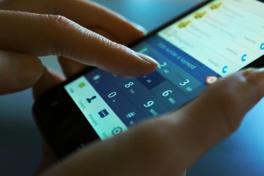Smartphone cep telefonu ile parmak dokunmatik numarasını bir arama yapmak, yakın çekim için