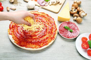 kadın pizza yapma