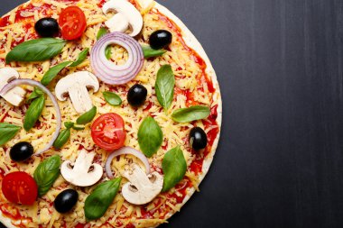 Ahşap arka plan üzerinde sebze ile ham pizza