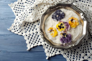 Şekerlenmiş şekerli mor çiçekler