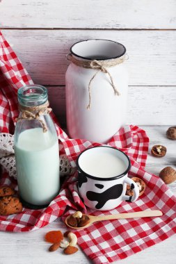 Cam ceviz ve çerezler ile süt