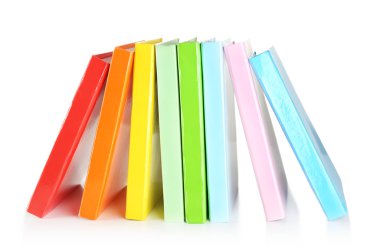 renkli kitaplar üzerinde beyaz izole