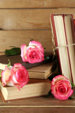 Kitaplar ile pembe Gül bağlı