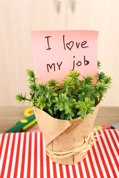 Inscrição Eu amo meu trabalho em vaso de plantas no local de trabalho — Fotografia de Stock