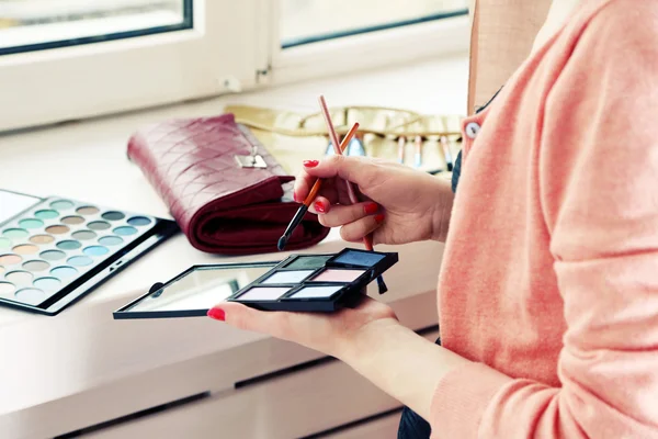 Visagistin mit Kosmetik bei der Arbeit in Nahaufnahme — Stockfoto