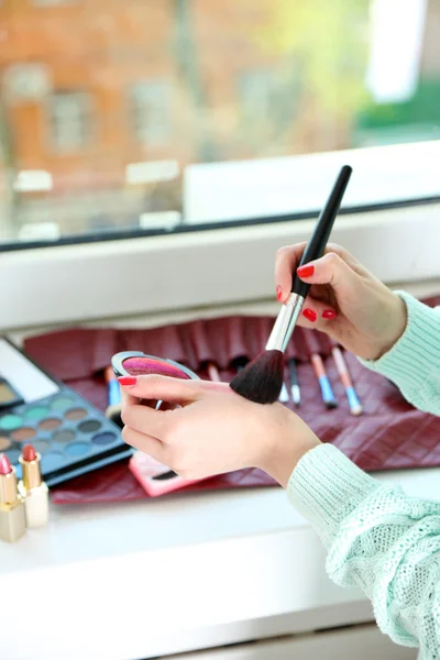 Artista de maquillaje femenino con cosméticos en primer plano de trabajo — Foto de Stock