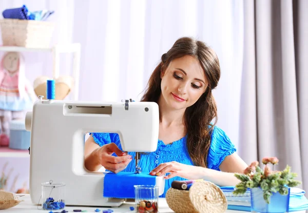 Hermosa joven costurera en el taller —  Fotos de Stock