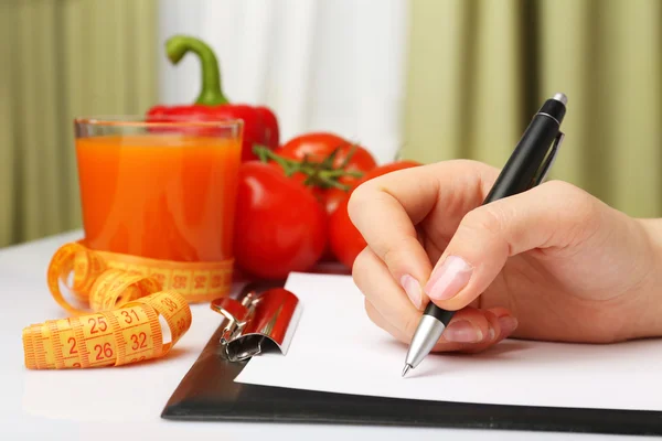 Nutritionist läkare skriva dietplan i office, närbild — Stockfoto