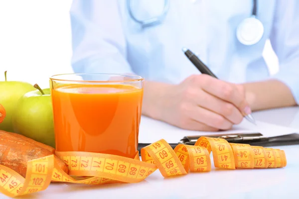 Medico nutrizionista che scrive dieta piano, primo piano — Foto Stock