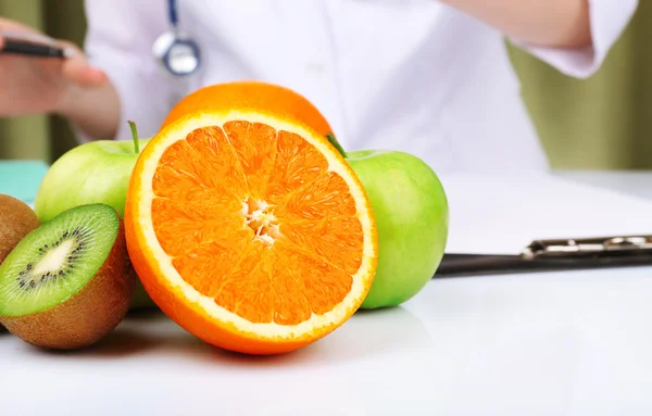 Nutricionista médico escribir plan de dieta en el consultorio —  Fotos de Stock