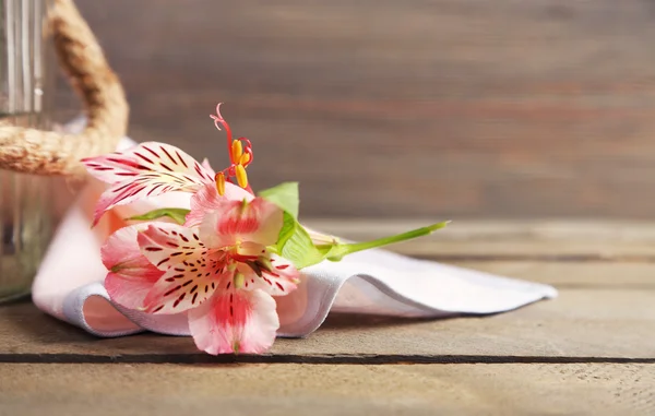 Bouquet di alstroemeria su fondo ligneo — Foto Stock