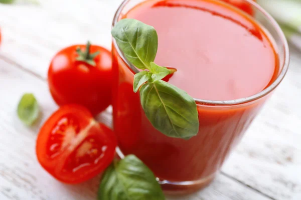 Copo de suco de tomate fresco na mesa de madeira, close-up — Fotografia de Stock