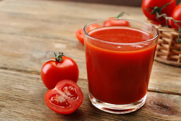 杯木制背景上新鲜的番茄汁 — 图库照片