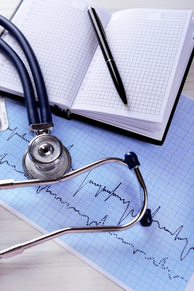 Kardiogram med stetoskop på bordet, närbild — Stockfoto