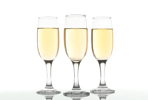 在白色的香槟分离的眼镜 — 图库照片