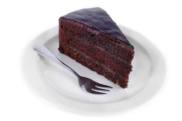Stück Schokoladenkuchen isoliert auf weiß — Stockfoto