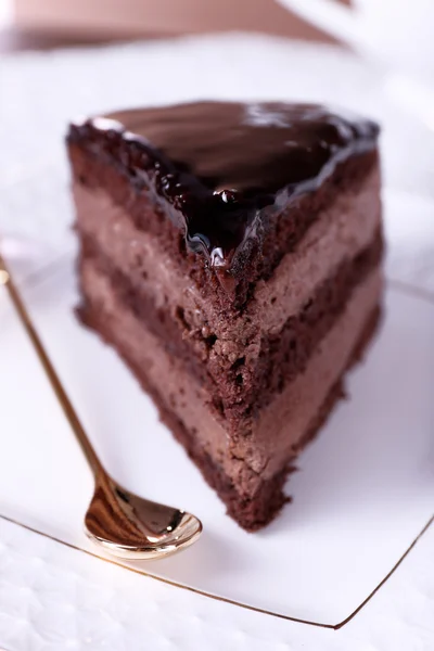 Pedazo de pastel de chocolate en plato blanco, primer plano — Foto de Stock