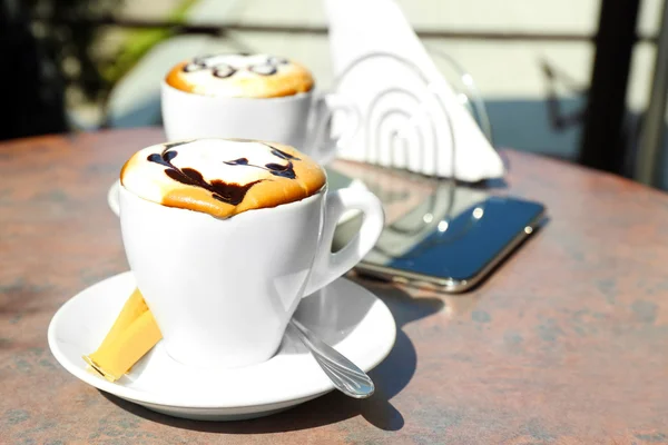 Kopper med cappuccino på bordet – stockfoto