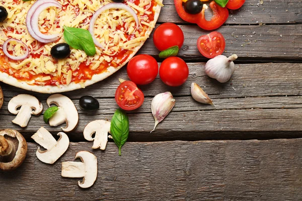 Ingredientes alimentares para pizza na mesa de perto — Fotografia de Stock