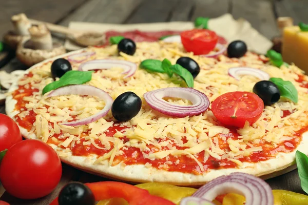 Voedselingrediënten voor pizza op tafel close-up — Stockfoto
