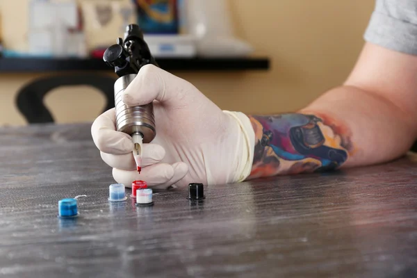 Tatuaje artista en el trabajo de cerca — Foto de Stock