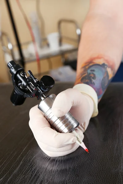 Tatuerare i arbetet på nära håll — Stockfoto