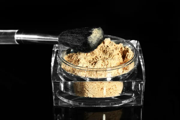 Burk med löst kosmetiska puder och makeup borste — Stockfoto