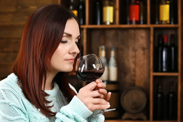 Junge Frau verkostet Wein im Keller — Stockfoto