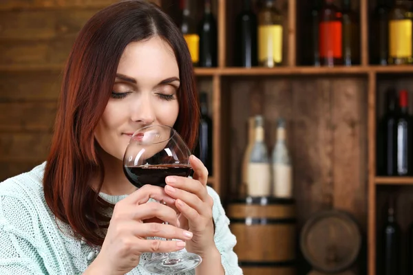 Giovane donna degustazione vino in cantina — Foto Stock