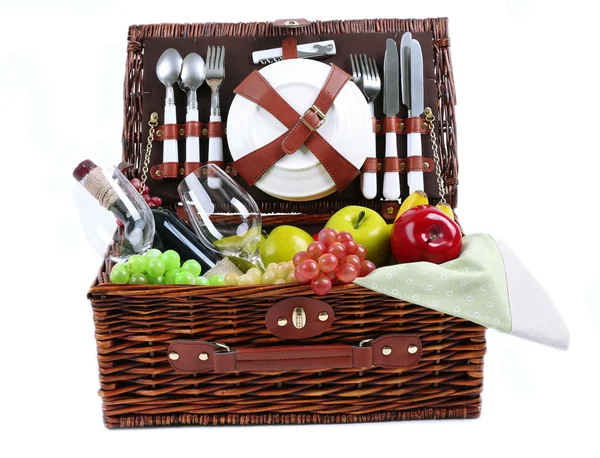 Wiklinowy kosz piknikowy z żywności, naczynia i obrusy — Zdjęcie stockowe