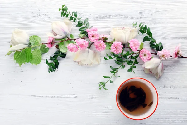 美しい花とお茶のカップ — ストック写真