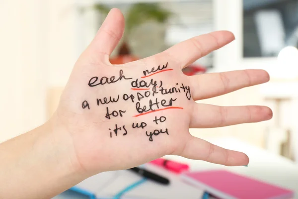 Mão feminina com mensagem escrita — Fotografia de Stock