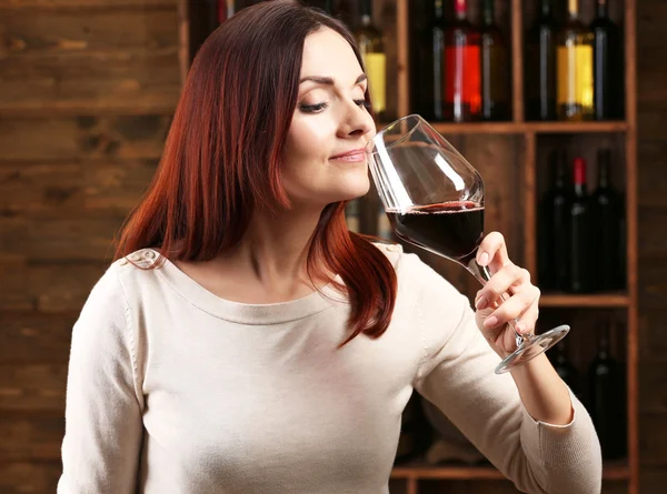 Junge Frau verkostet Wein im Keller — Stockfoto