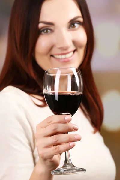 Jovem mulher degustação de vinho no fundo brilhante — Fotografia de Stock