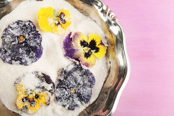 砂糖漬けの砂糖を使用した紫の花 — ストック写真