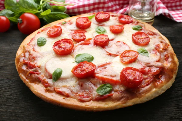 Pizza con formaggio e pomodorini — Foto Stock